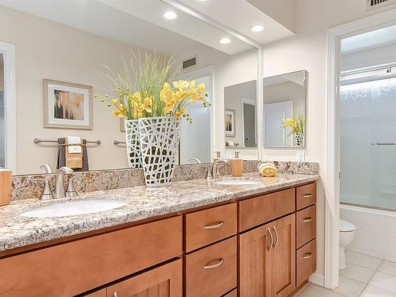 Gorgeous, roomy bathroom