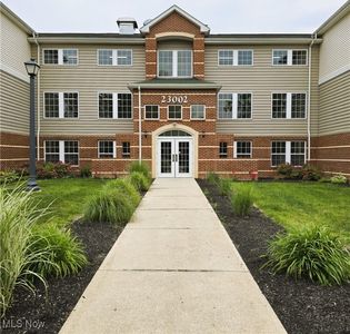 23002 Chandlers Ln APT 101, Olmsted Falls, OH, 44138