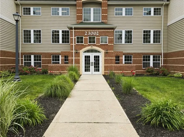 23002 Chandlers Ln APT 101, Olmsted Falls, OH 44138