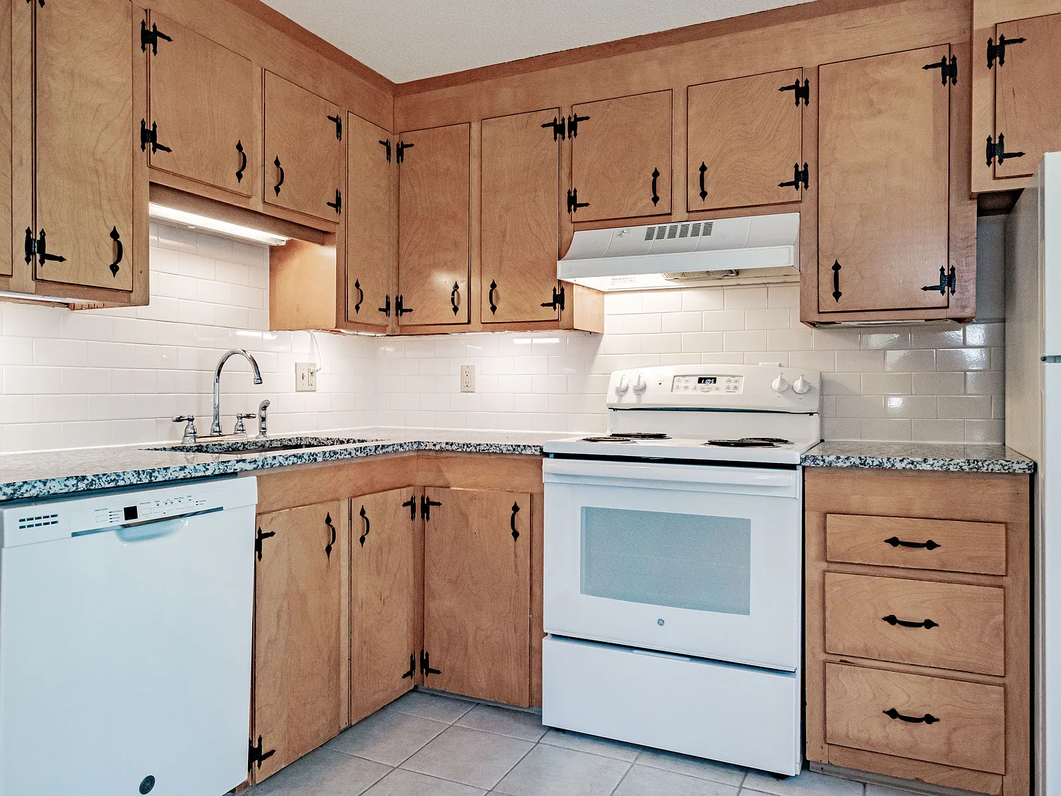 2 bed, 1.5 bath, 1300 sqft, $2,200 — Photo 2