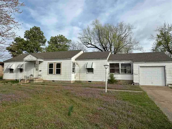 1242 E 3rd St, Cushing, OK 74023