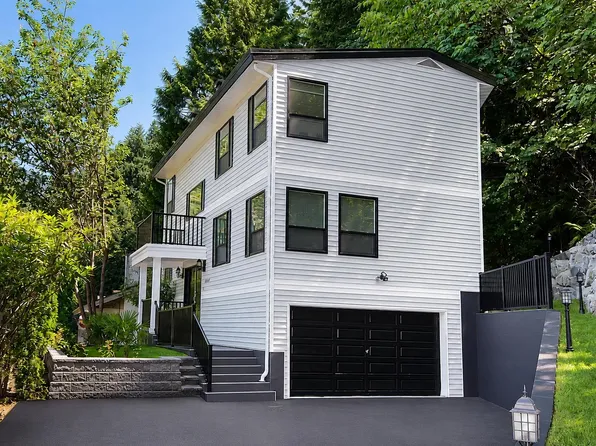 5530 Greenleaf Rd, West Vancouver, BC V7W 1N6