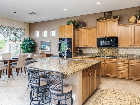 Kitchen to brkfst nook