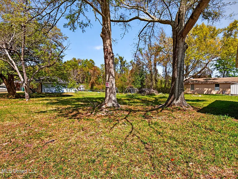612 N Wright Ave — Photo 4