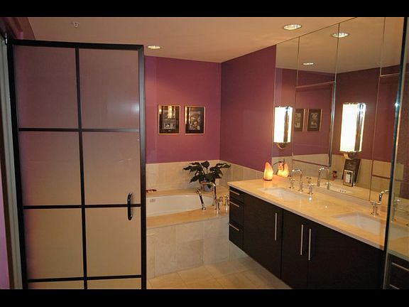Master bath, soaking tub