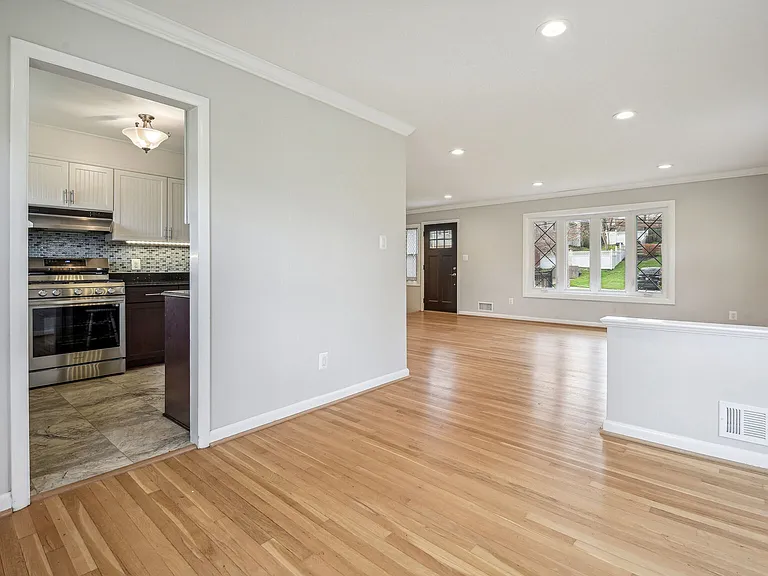 1204 Gladstone Dr — Photo 8