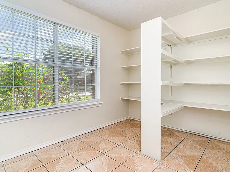 1810 Cedar Ridge Dr — Photo 13