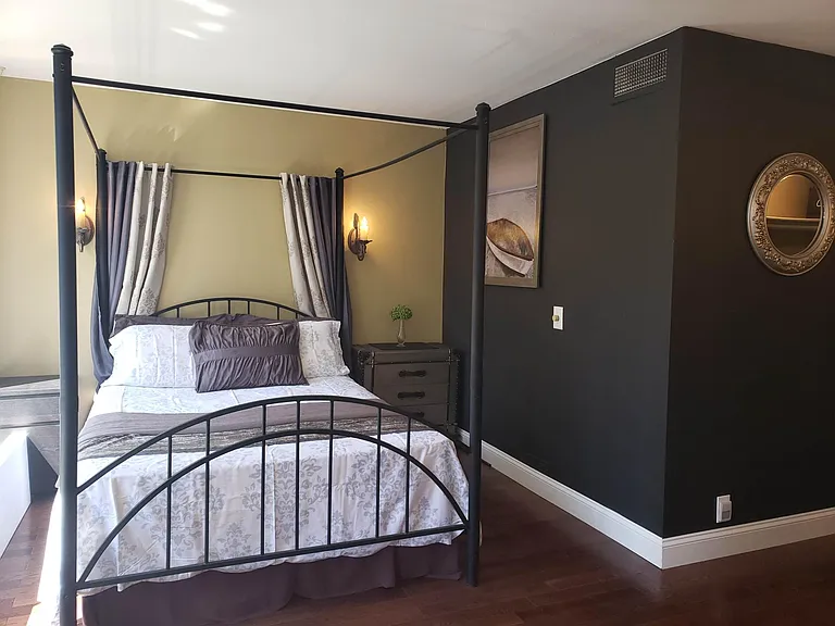 260 E Chestnut St — Photo 16