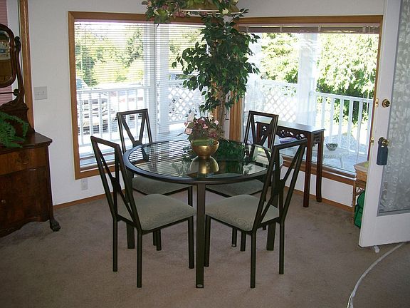 Choose the Dining area or Breakfast Bar