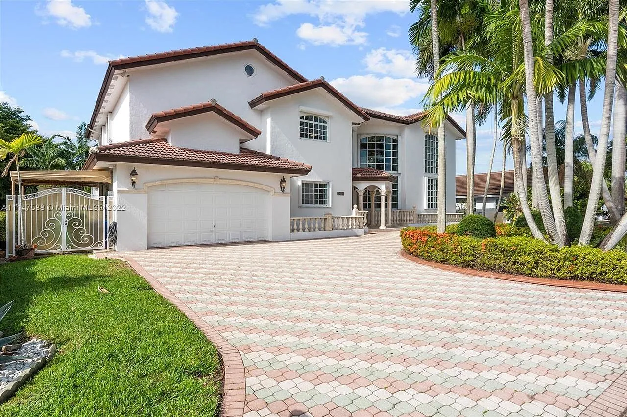 4 bed, 5000 sqft, $8,500 — Photo 1