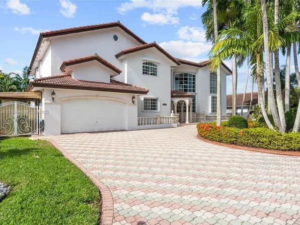 19420 W Saint Andrews Dr, Hialeah, FL 33015