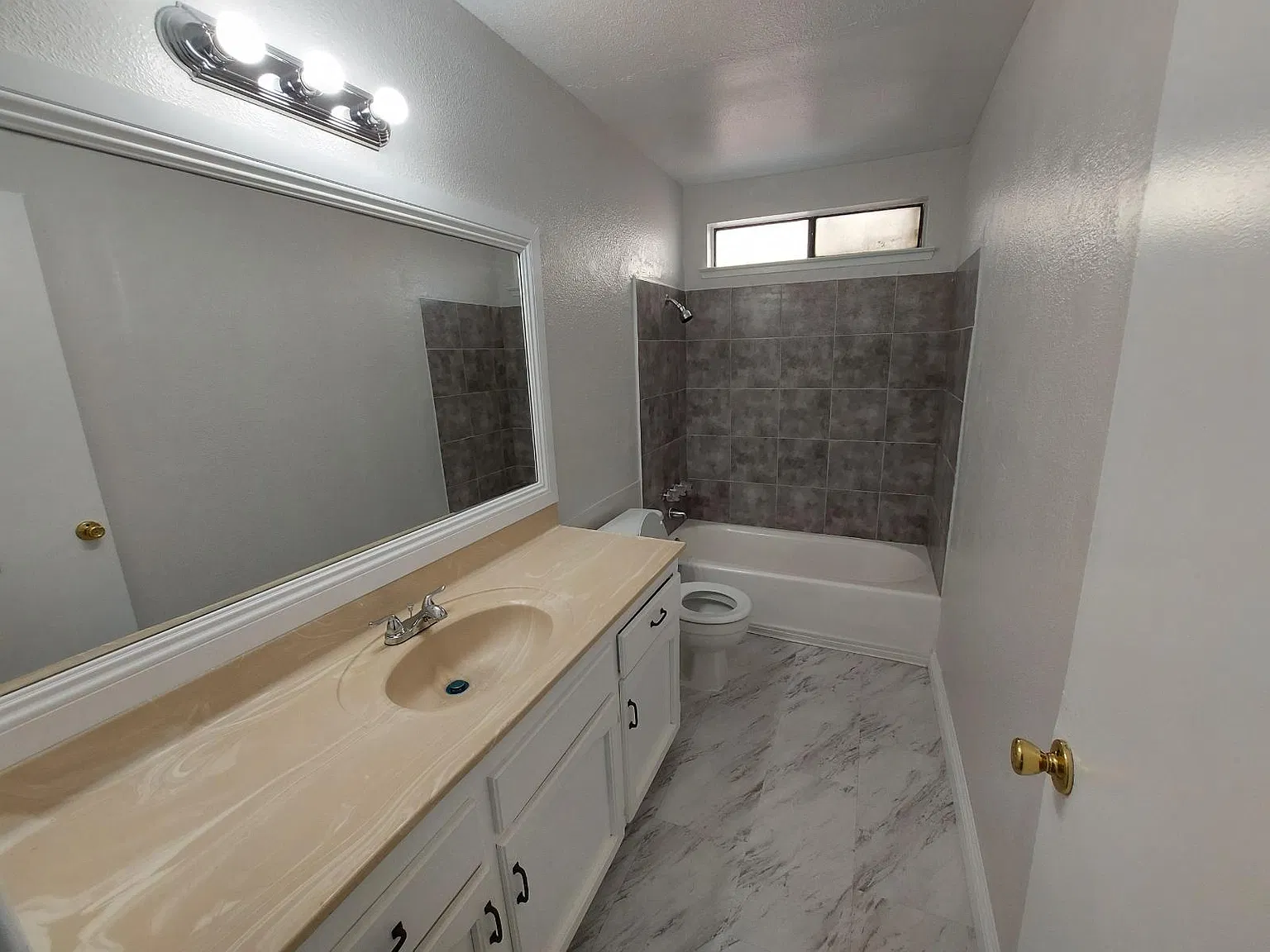 1327 S Court St — Photo 3