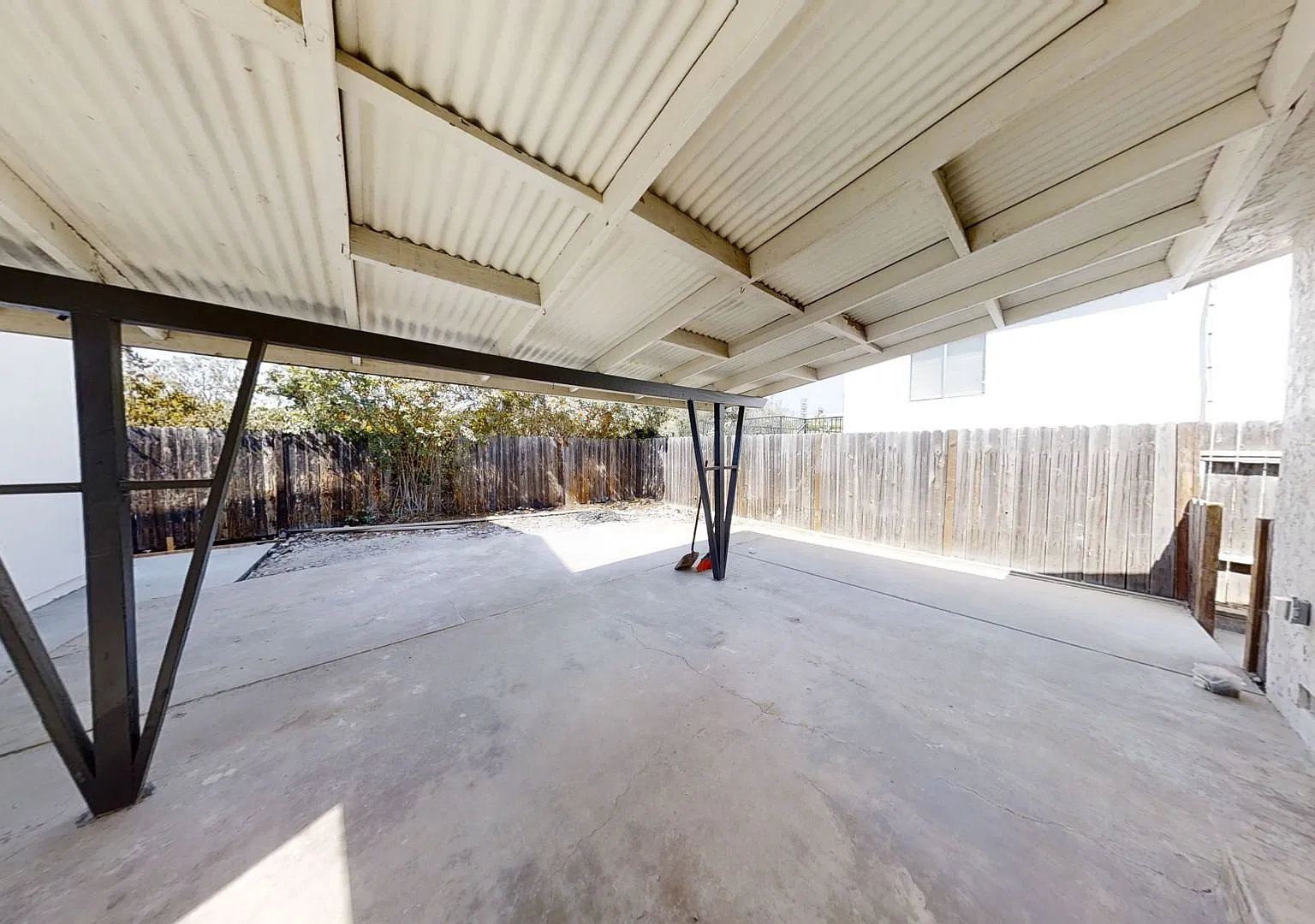 Newly Renovated! 4BD/2BA — Photo 2