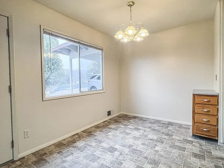 550 Eastwood Pl — Photo 7