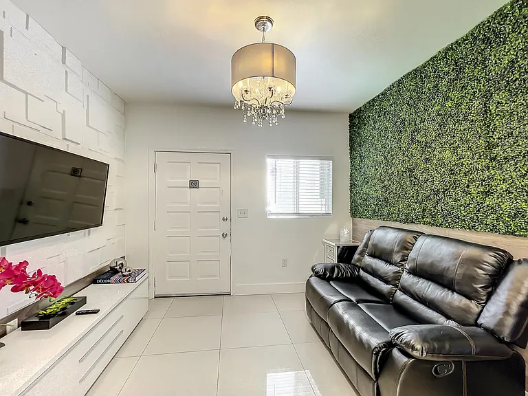 2700 SW 36th Ave #D — Photo 1