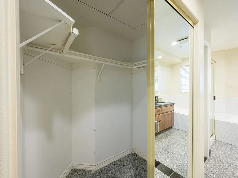2233 Martin #307 — Photo 23