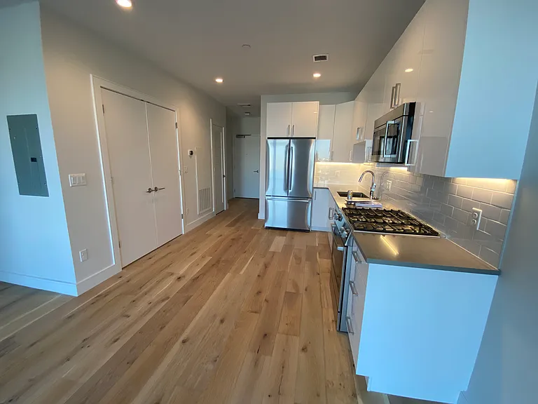 420 W Broadway #402 — Photo 5
