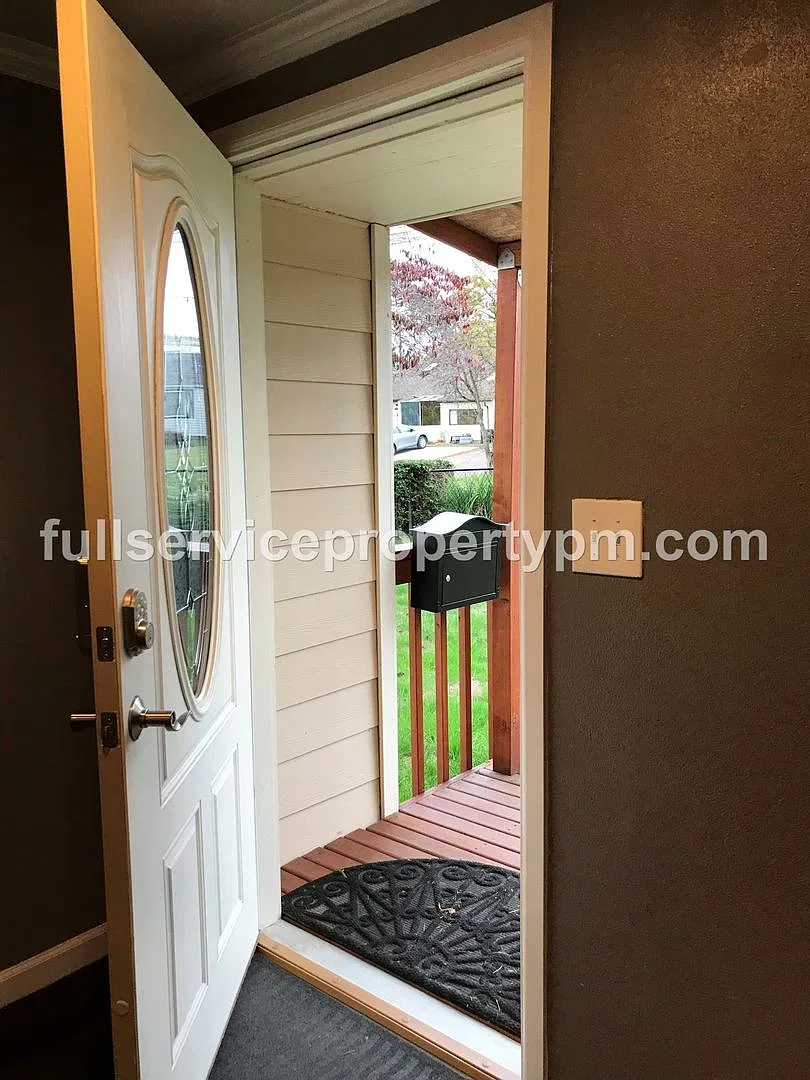 Classic Charm, a Giant Fenced Yard, Outdoor Fire Pit & GarageRoom to Play, Space to Unwind! — Photo 2