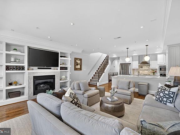 2nd image of 2446 Ontario Rd NW APT 4