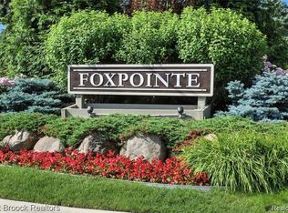 4231 Foxpointe Dr, West Bloomfield, MI