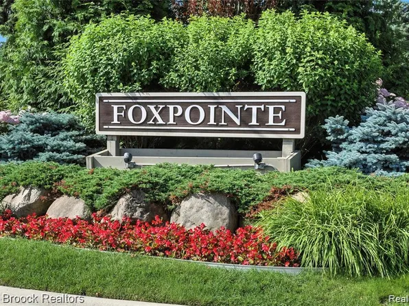 4231 Foxpointe Dr, West Bloomfield, MI 48323