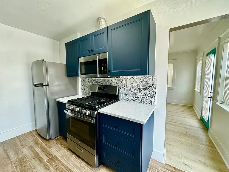 279 Redondo Ave #B — Photo 2