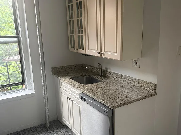 520 W 213th St #6H — Photo 2