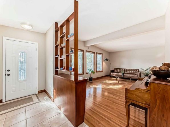 4904 48th St NW, Calgary, AB T3A 0S7