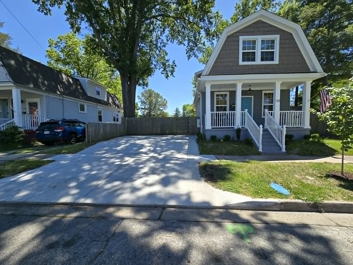 Building Photo - 301 E Leicester Ave
