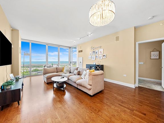3rd image of 1629 S Prairie Ave #1404