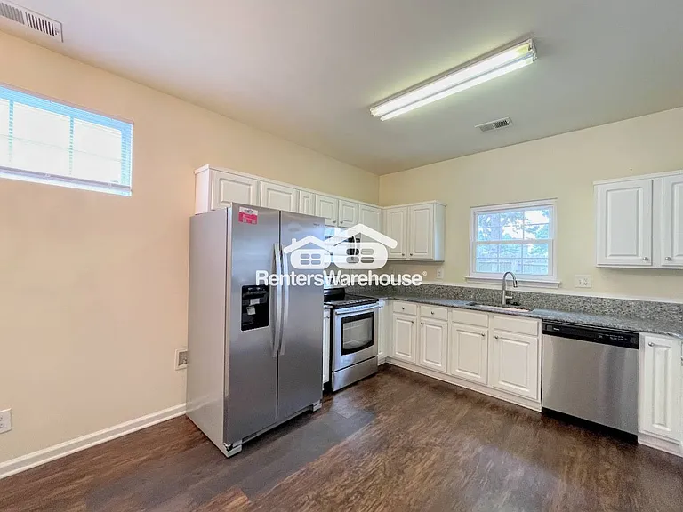 3711 Bay Cres — Photo 8