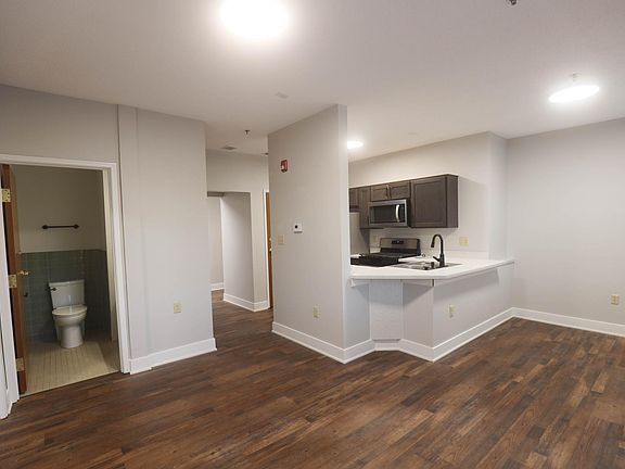 Living room, kitchen, kinchette/dining, 1st full bathroom