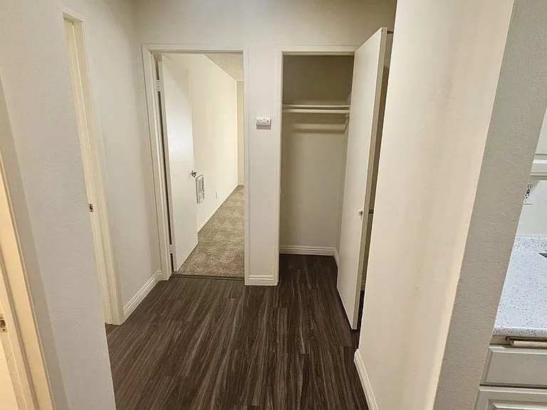 Villa Versailles Apartments — Photo 22