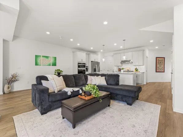 5543 E Spaniel Dr, Ann Arbor, MI 48108