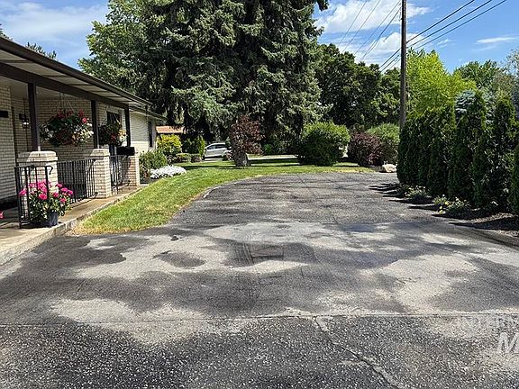 4th image of 4242 N Mountain View Dr