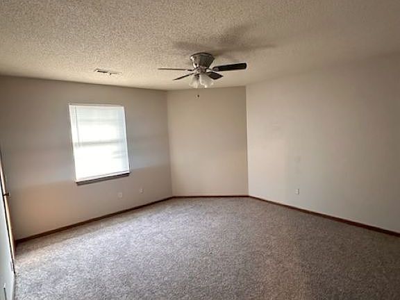 4th image of 201 NE Greystone Dr