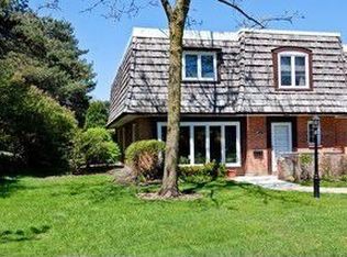 1481 Saint Tropez Ct, Highland Park, IL 60035