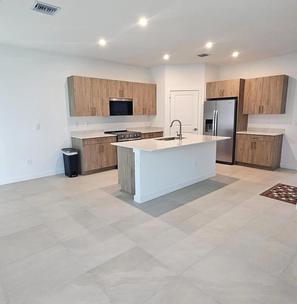 5 bed, 3.0 bath, 2645 sqft, $4,800 — Photo 4