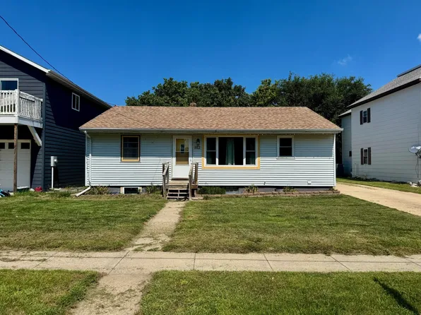 512 1st St SE, Wagner, SD 57380