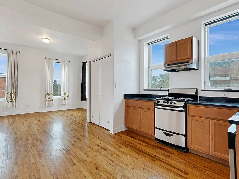 1942 S May St #3F — Photo 3