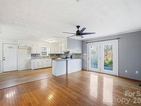 3rd image of 324 Pawley Dr