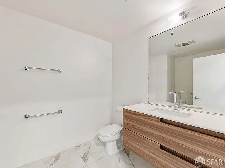 260 King St #717 — Photo 13