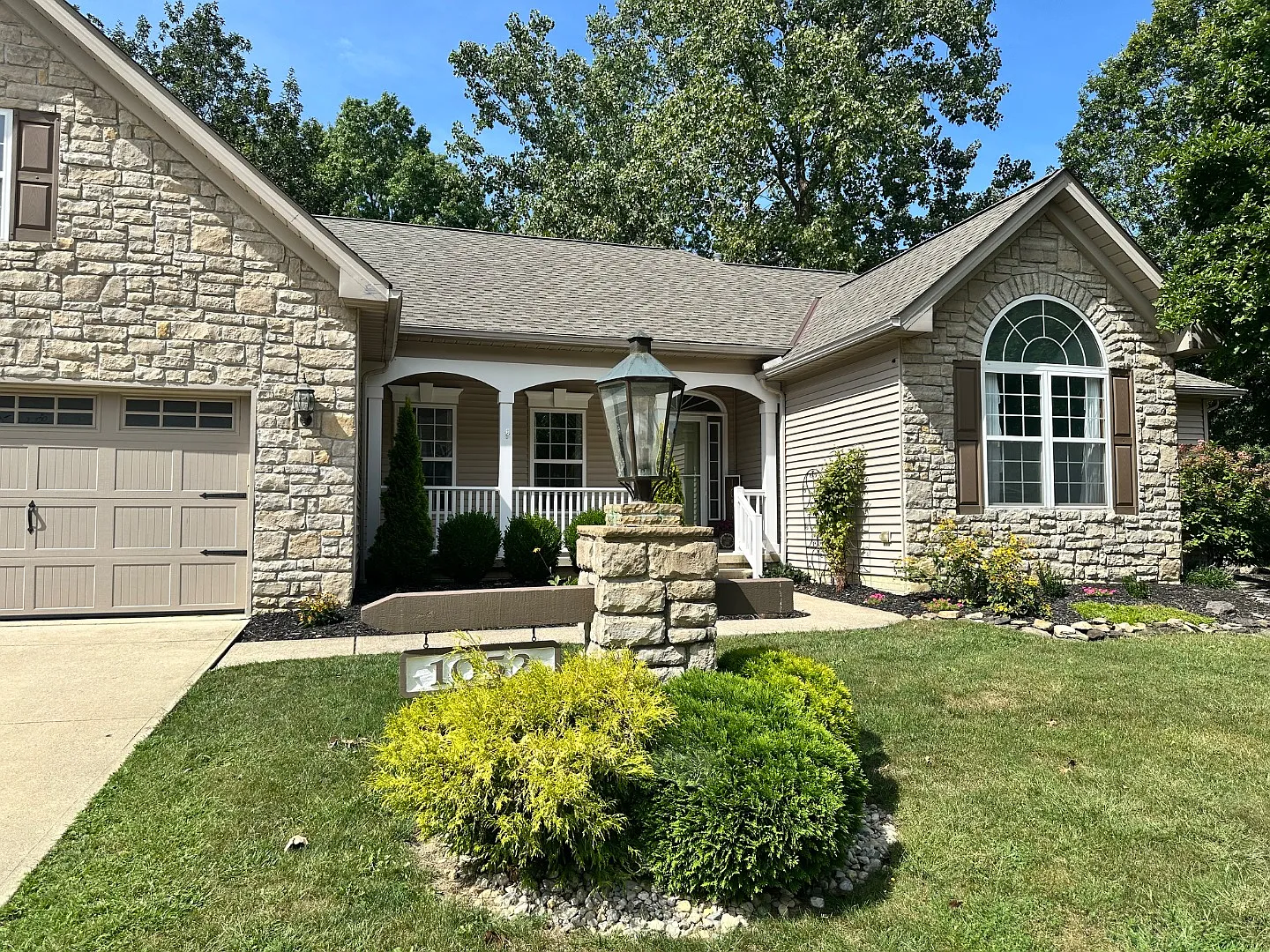1052 Arrowhead Dr — Photo 1