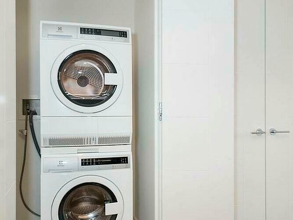 4th image of 411 W 35th St APT 6K