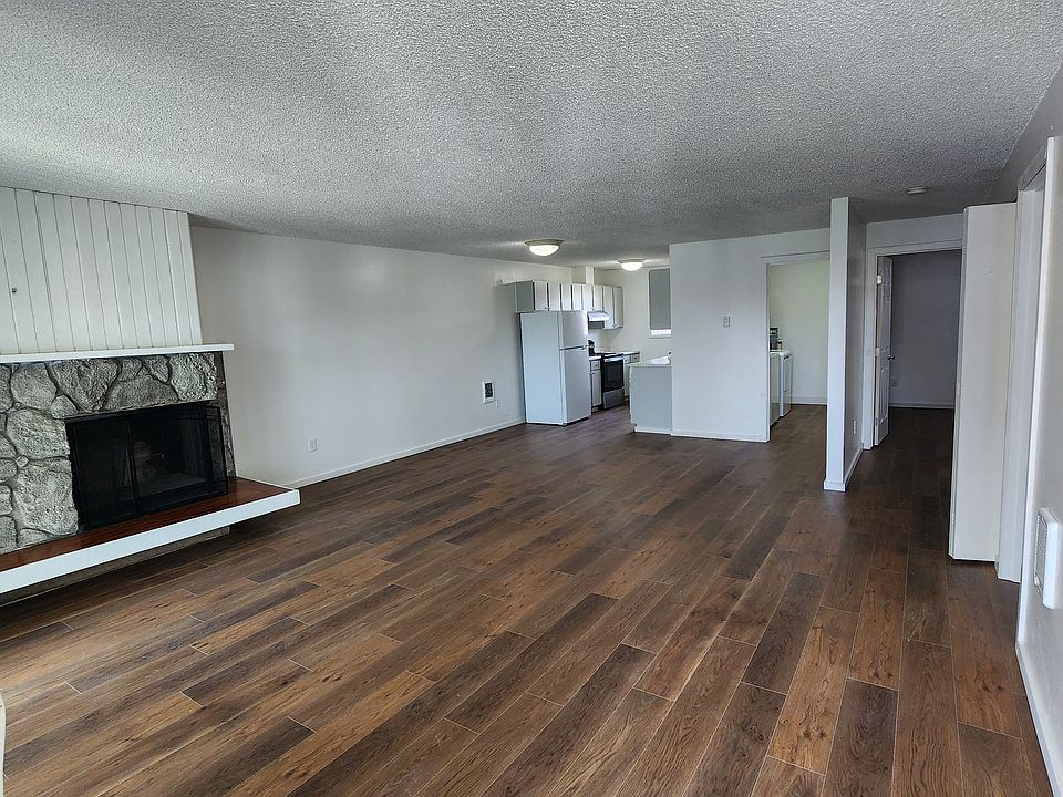 Welcome Home! Walk into your inviting spacious living room each day with a sigh of relief.