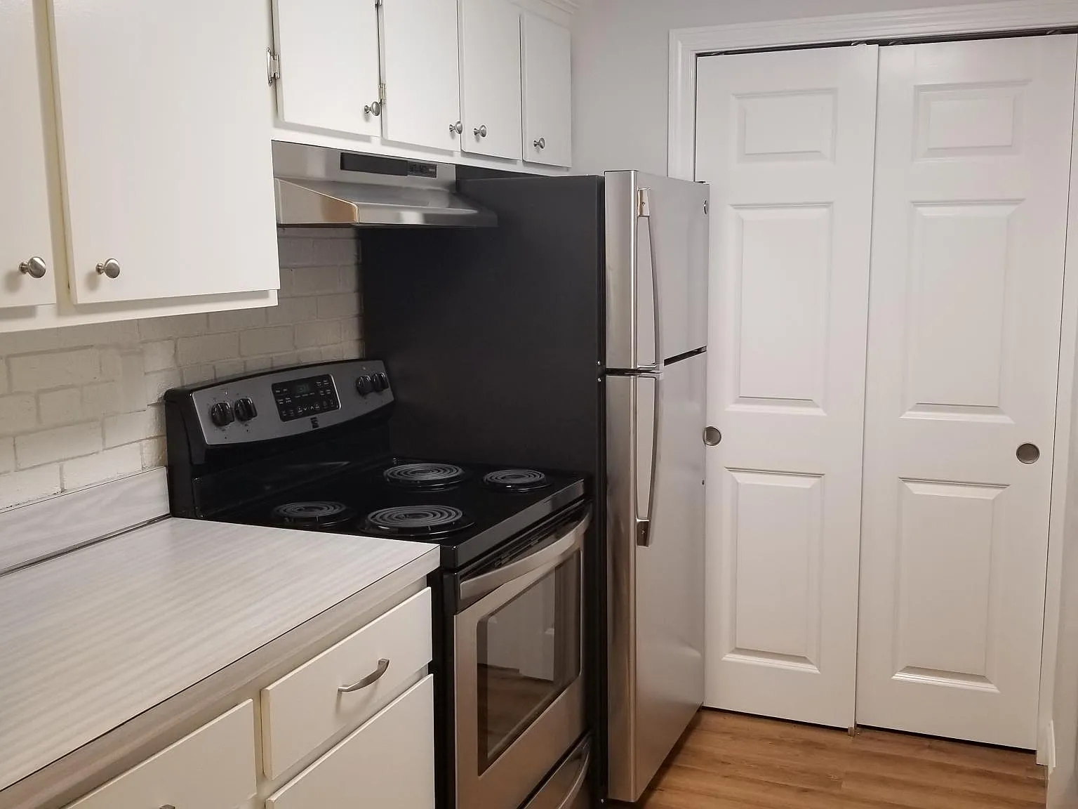 2 bed, 1.5 bath, 910 sqft, $2,350 — Photo 3