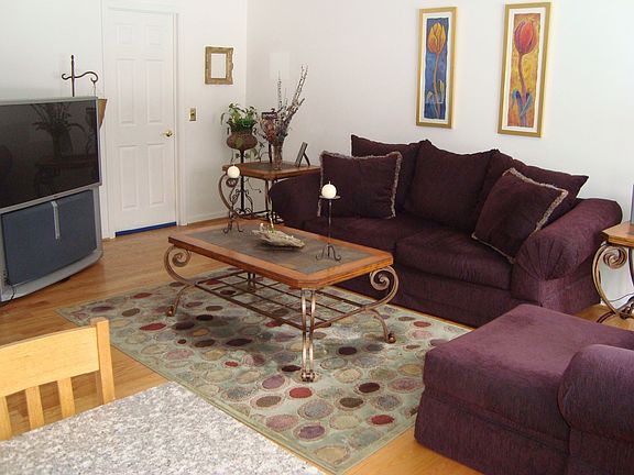 OPEN FAMILY ROOM W/HARDWOOD FLOOR