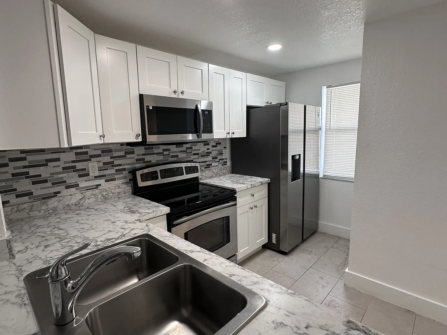 2070 Braman Ave - Unit 11 — Photo 2