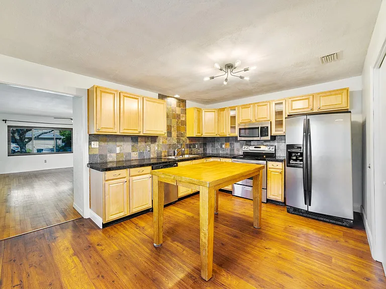 1652 Berkshire Ave — Photo 12