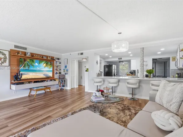 625 Oaks Dr APT 304, Pompano Beach, FL 33069